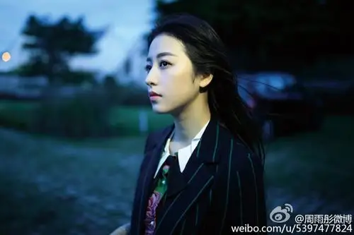 许魏洲绯闻女友周雨彤私照曝光 拥有迷人双眼皮