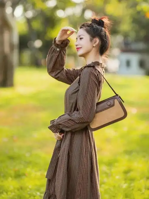 就会显得有些不自然,不知道该如何摆姿势,那么穿裙子怎么拍照才好看呢