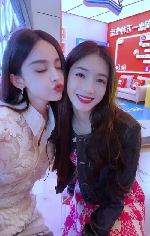 古力娜扎同框江疏影!