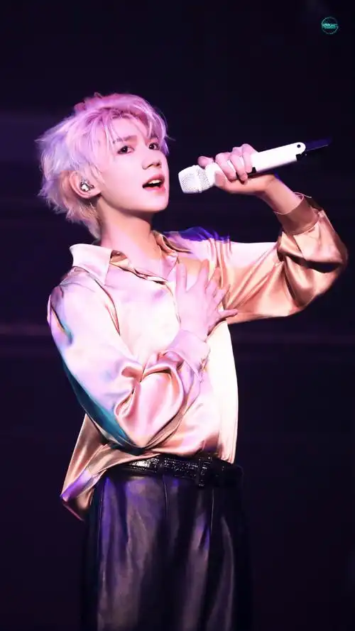 王源超话#王源客厅狂欢巡演##唯爱王源#派对伙伴今日变粉发,如樱花随