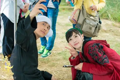 组图:《活色生香》曝片场花絮 李易峰领衔逗比