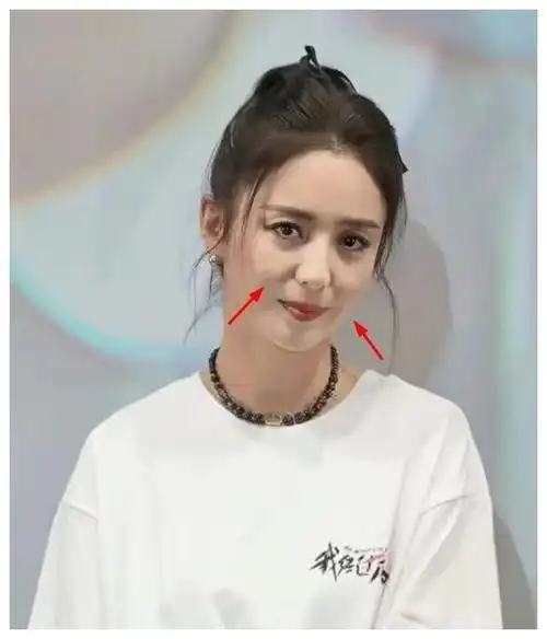 40岁佟丽娅路演引热议,生图与精修图差距大,全程无精打采