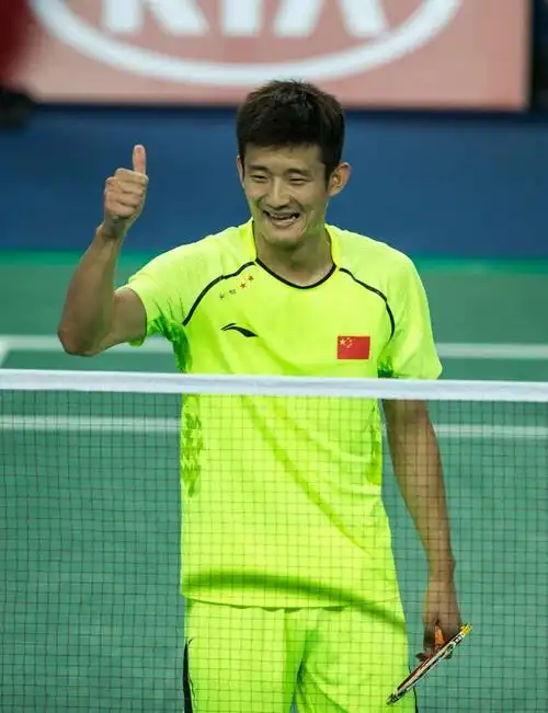 谌龙竖起大拇指