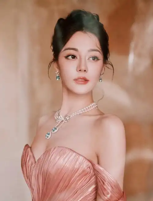 迪丽热巴活动#迪丽热巴今日份活动造型 闪耀美艳的真人芭比9195