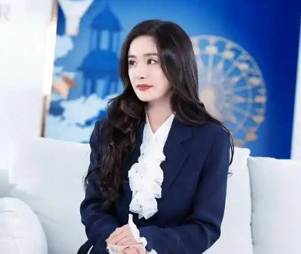 杨幂的脸型虽然算不上什么瓜子脸,鹅蛋脸,还有一点之前方脸的既视感