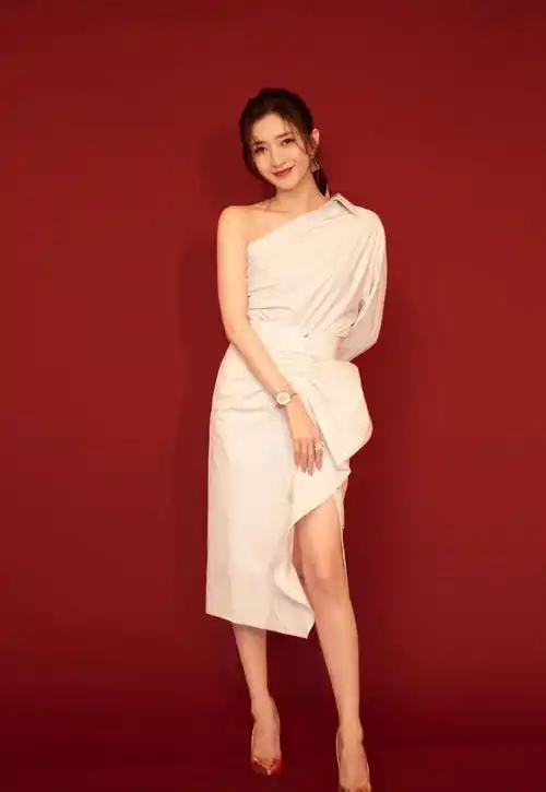 江疏影为了凹造型,衬衣斜着穿小露香肩,还用高时尚秀腿来抢镜_气质_时