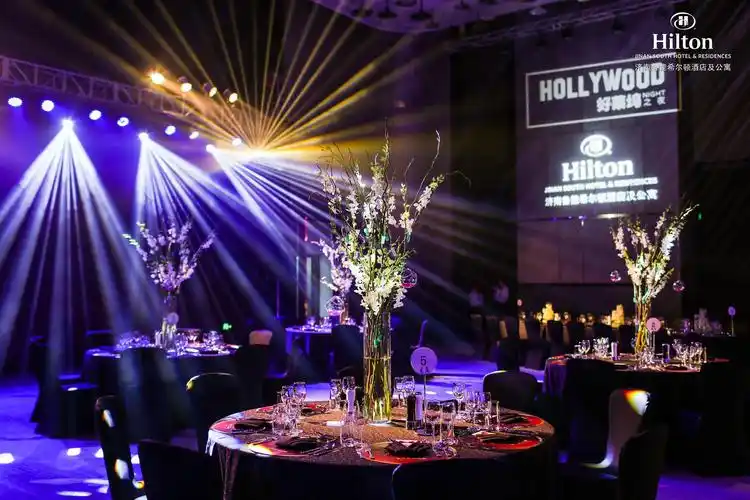 晚宴以"好莱坞之夜"为主题,宴会厅前厅被装饰成时尚舞会,嘉宾在此品尝