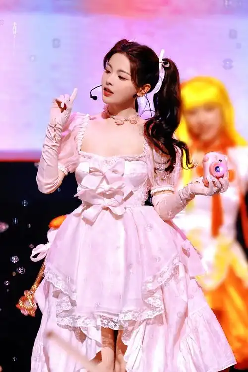 #杨超越双马尾公主裙造型##杨超越粉色公主裙#