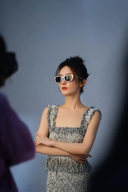 赵丽颖最新时尚大片释出戴眼镜高冷御姐范十足