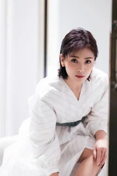 职场女强人回归!短发刘涛穿衬衫裙踩恨天高,仿佛让人看到了安迪