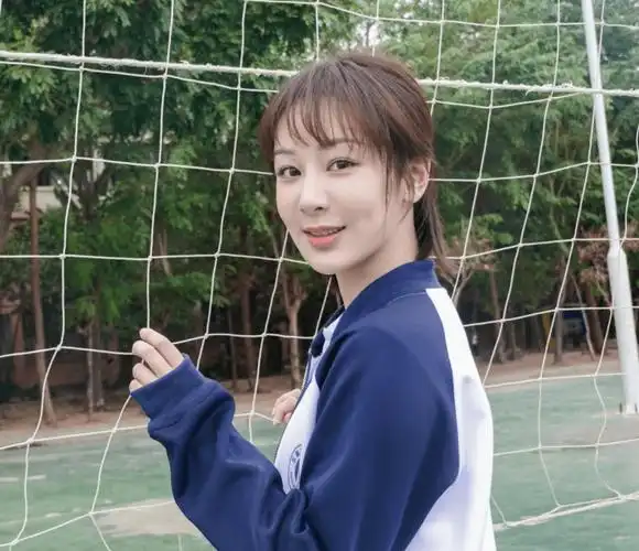 杨紫工作室晒高中校服装,文静端庄少女感,这就是大家说的校花吧_照片