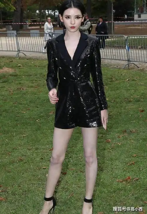 原创张予曦这回a爆了穿黑色背心搭配工装裤走机场脏辫超有国际范