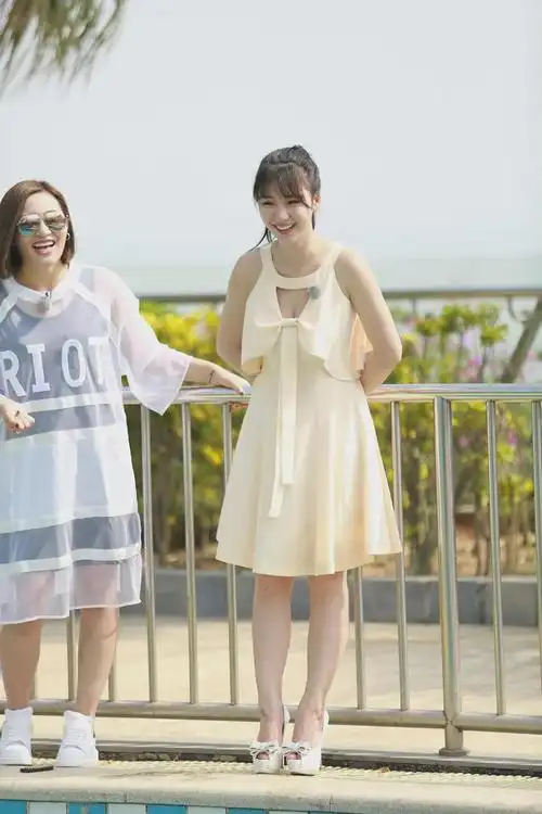 柳岩真人秀泳池照流出头比胸还小2cm生图比例看懵了