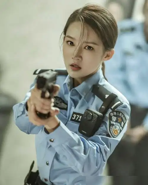 李沁不适合穿制服当她换上警服后网友赶快敬礼