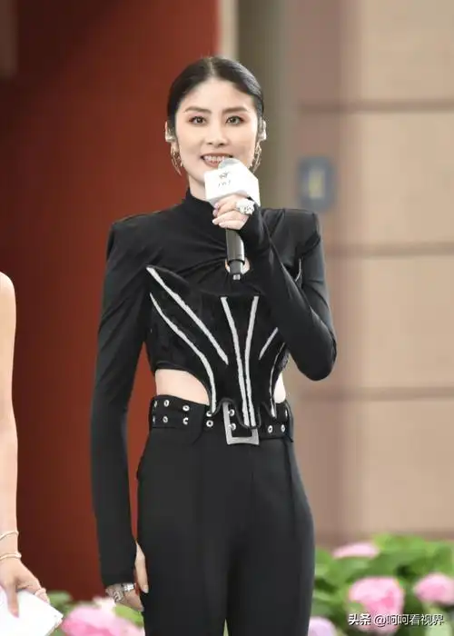 陈慧琳出道这么多年,已育有两个孩子的妈妈了,还是这么的漂亮迷人