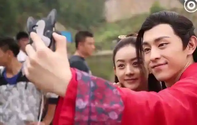 赵丽颖与邓伦自拍赵丽颖笑惨了邓伦一个小动作圈粉