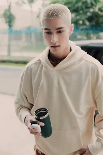 米卡下班新衣服超近距离怼脸拍帅哥帅拉了