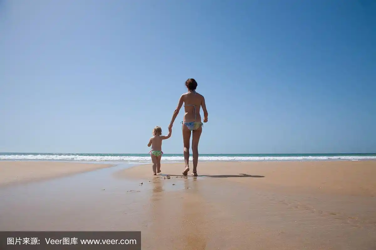 宝宝和妈妈手牵着手走向大海