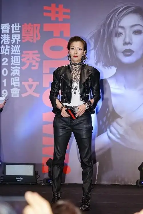 郑秀文在台边温柔唱歌身穿水钻外套配黑色皮裤看起来好时髦