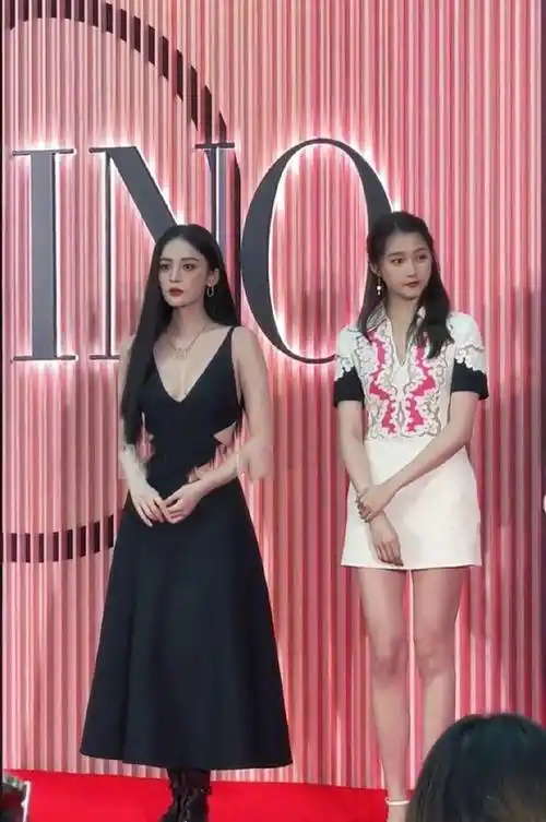 古力娜扎,关晓彤罕见同台亮相,输了身高年龄却赢了气质,真养眼_包包