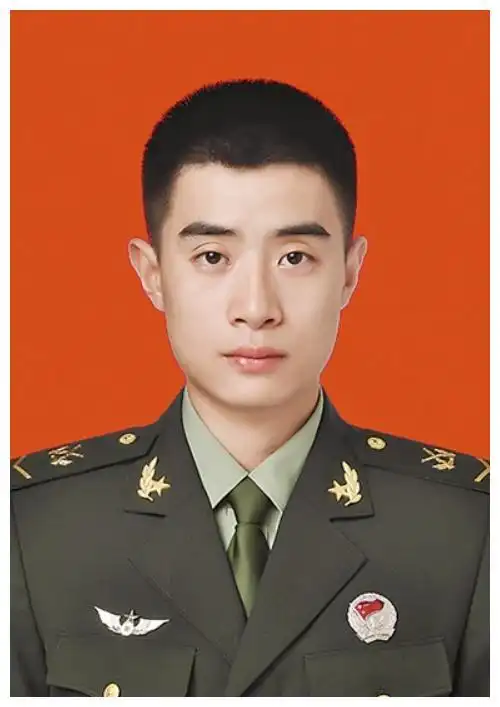 第72集团军某合成旅原下士班长,现为中国人民解放军陆军步兵学院学员