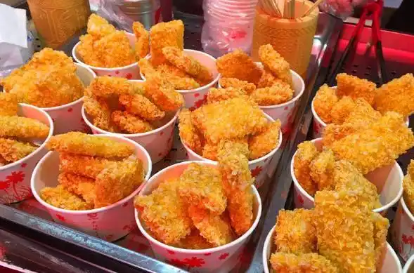 下岗大妈摆摊卖这小吃8元一份出摊1小时就卖完了年入20万