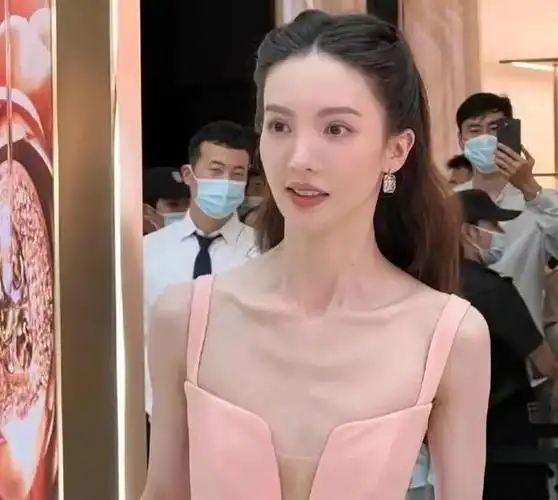 有人说,她深陷的两个锁骨都可以养鱼了.金晨身高1.