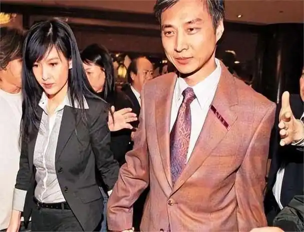 60岁倪震变成油腻大叔,秃头苍老,周慧敏与老公一同出席晚宴