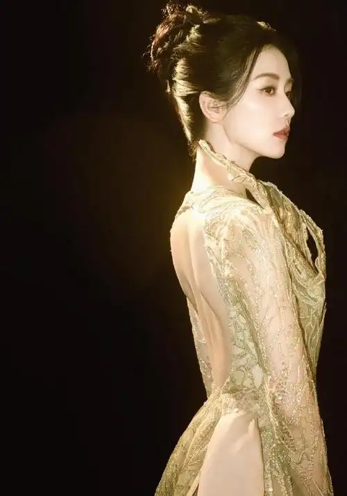 刘诗诗出席了elle风尚大典的红毯,她穿着一袭金色露背拖尾高定礼裙,展