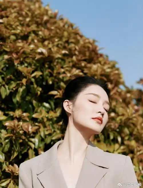 身材超好,肤白貌美,笑容还特别甜特别美,真的是不可多得的好演员@李沁