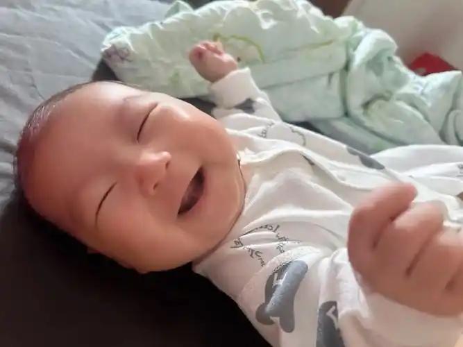 宝宝的笑容也太治愈了 #治愈系笑容 两个月宝宝 从微笑到开 - 兑趑