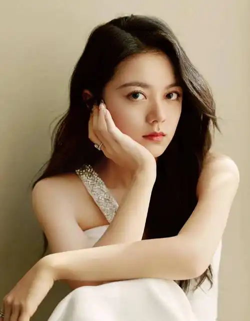 女星赵今麦时尚造型:清纯可爱,青春活力