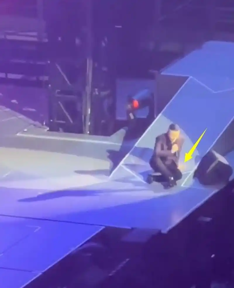 62岁张学友演唱会摔倒!