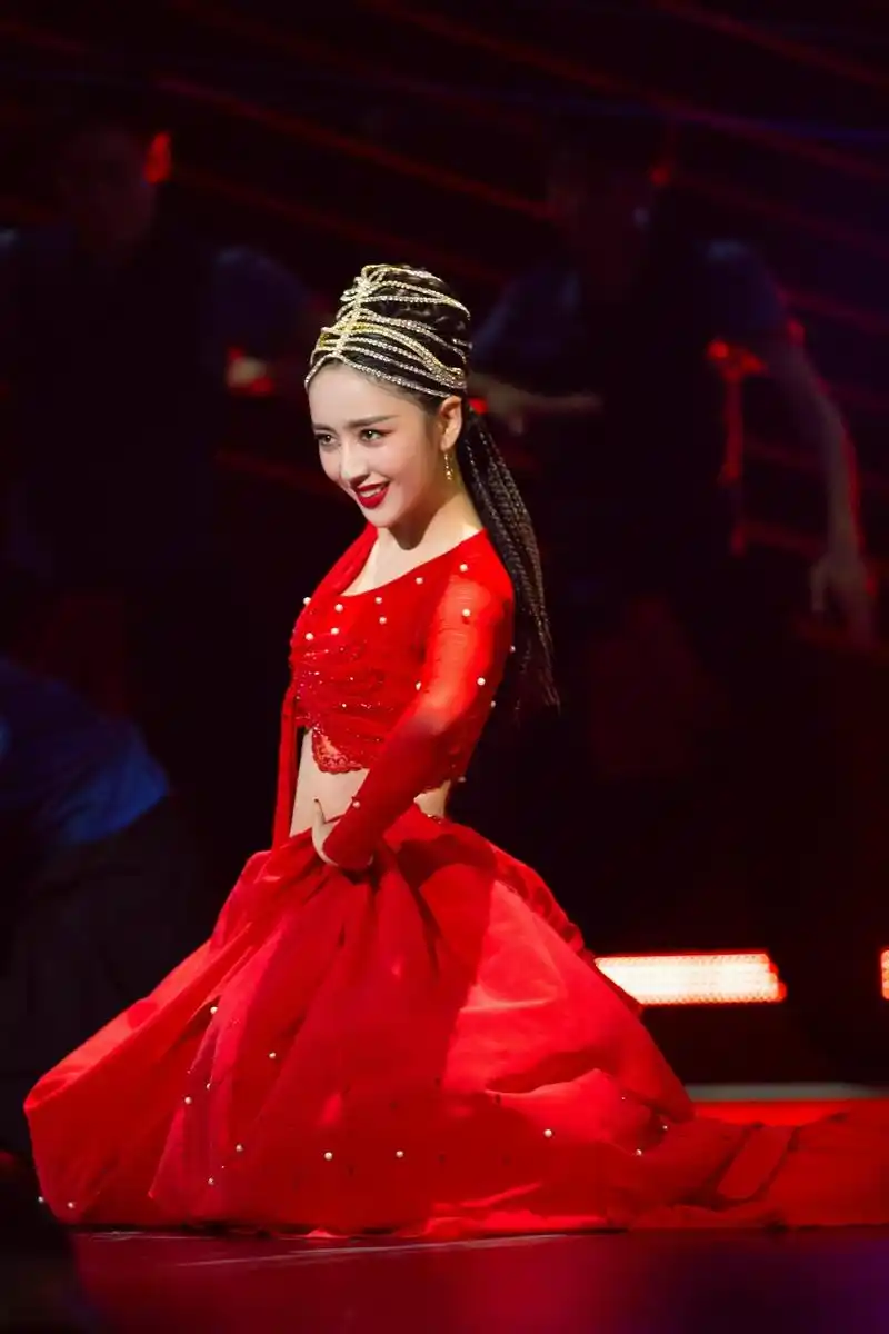 佟丽娅最新舞台照曝光红衣似火超美艳