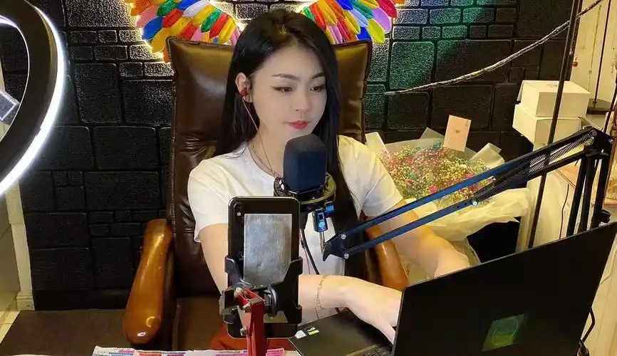 对于众多褒奖,王亚男在感激之余,仍旧坚称自己只是个"爱唱歌爱笑的