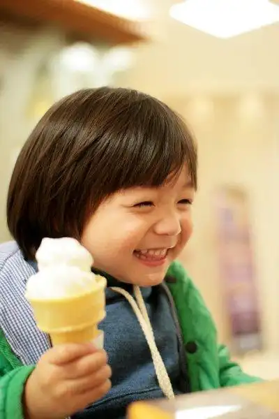 求高清大图,一个拿着冰淇淋笑的很开心的小孩头像,身穿绿色衣服,orz