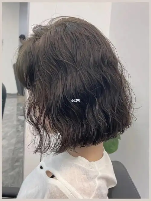 显得发型很有活力感9696法式烫卷发给人感觉很显活力俏皮的~女生