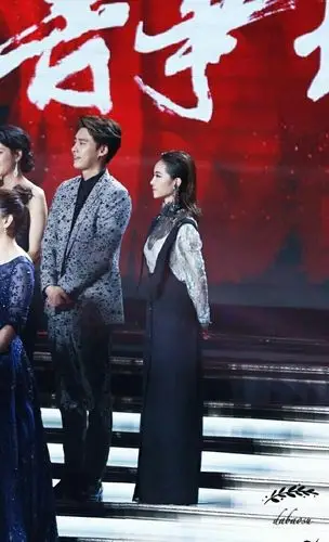 芭莎慈善夜,蔡依林由于和其他人不熟悉,一直站在最外边,后来李易峰