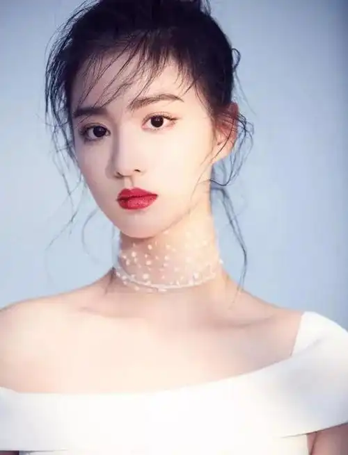 路人视角下的女星王楚然,脸小精致,皮肤白,网友直言本人好温柔