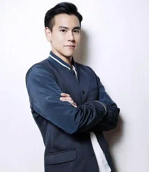 彭于晏深夜登顶热搜,被曝连夜乘机离开上海,穿着朴素背大包行李_网友