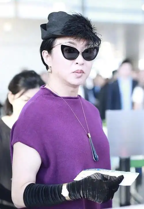 金星在机场真敢穿紫色上衣配裤子小礼帽配手套极具高级贵妇范