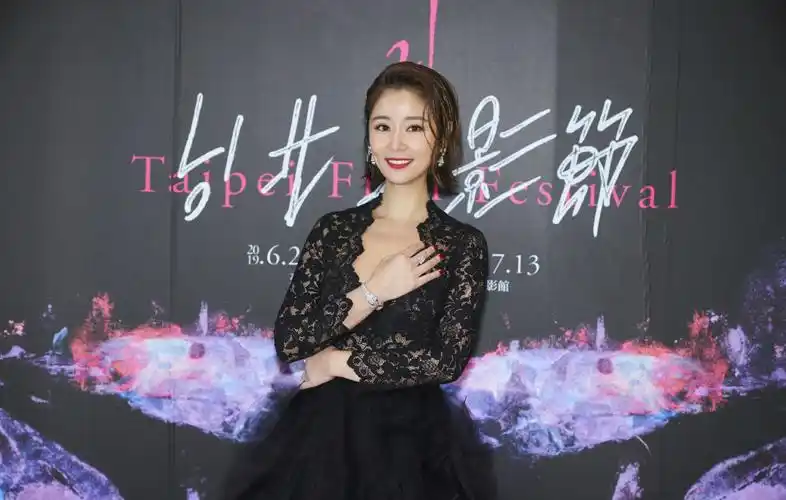 林心如出席电影节穿蕾丝深v礼服风情万种43的年纪34的身材