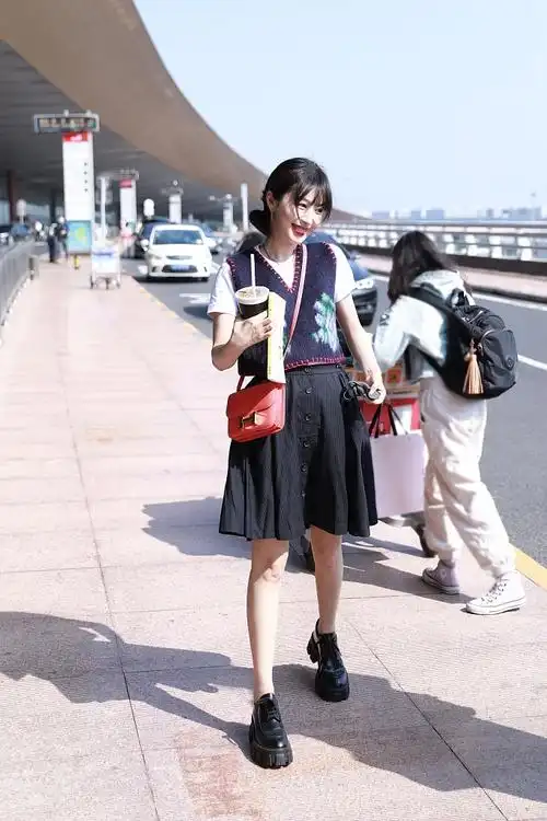 简介:李菲儿学院风装扮乖巧甜美机场照图片,分享一组李菲儿图片给大家