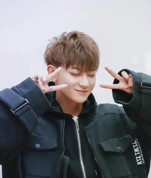 和正能量满满的黄子韬一起做公益[米奇比心]和黄子韬一起做公益献爱心