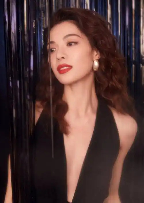 钟楚曦穿深v礼服狂秀事业线!她曼妙身材性感妖艳_长发_黑色_冯小刚