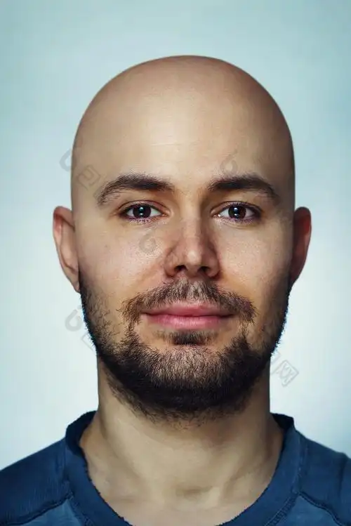 微笑的光头男人