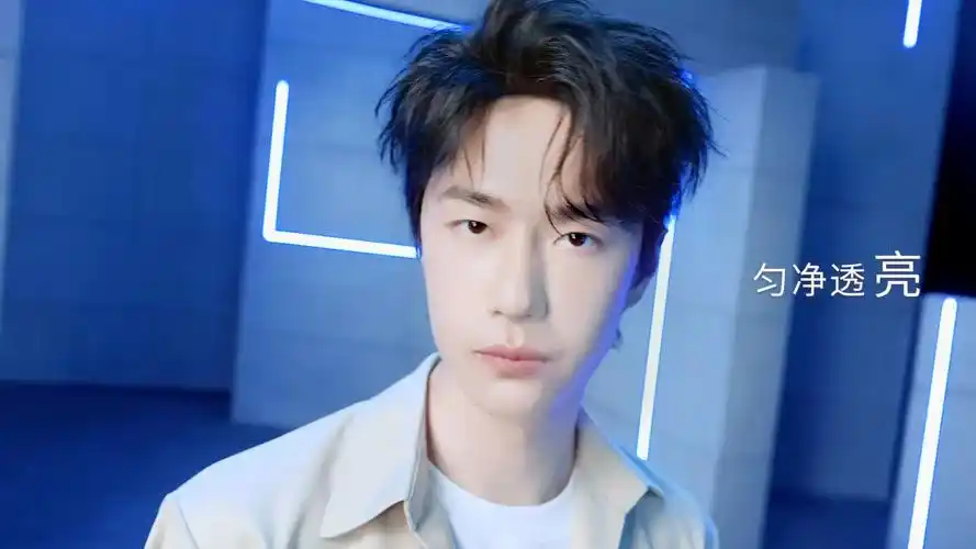 看植村秀全球品牌代言人王一博演绎全新#植村秀透光瓶粉底液#,引群青