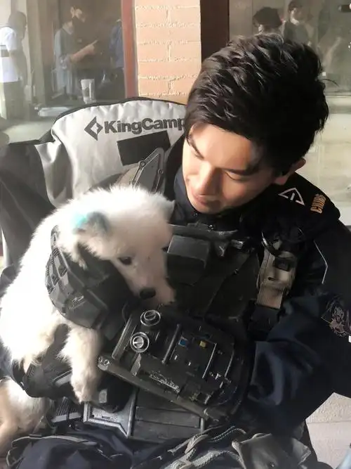 日前@杨旭文 新戏路透照曝光,一身黑色军装制服帅到没朋友!