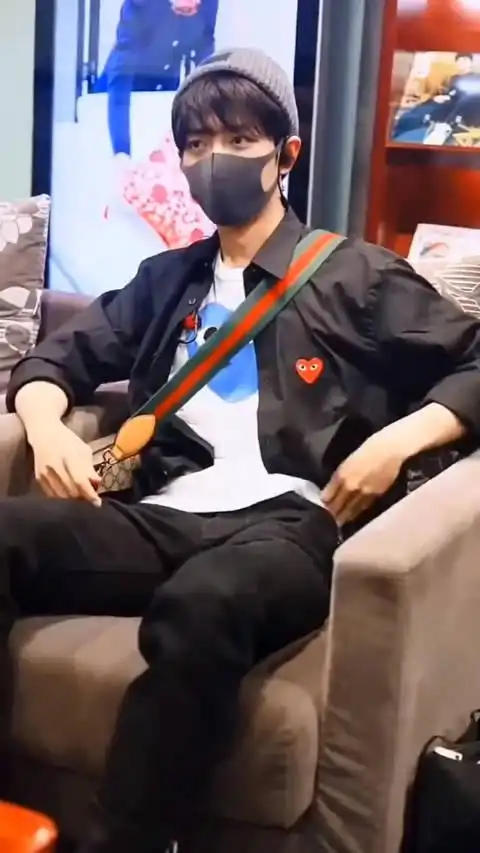 肖战偷吃东西的样子好可爱,像一只小仓鼠哈哈哈