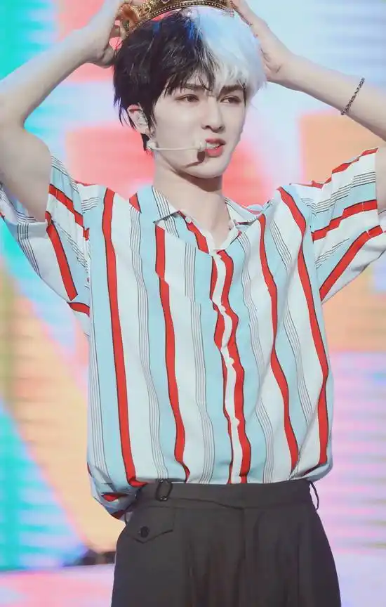 爱豆奇葩发色:程潇荧光色jennie阴阳头,他直接安排了彩虹